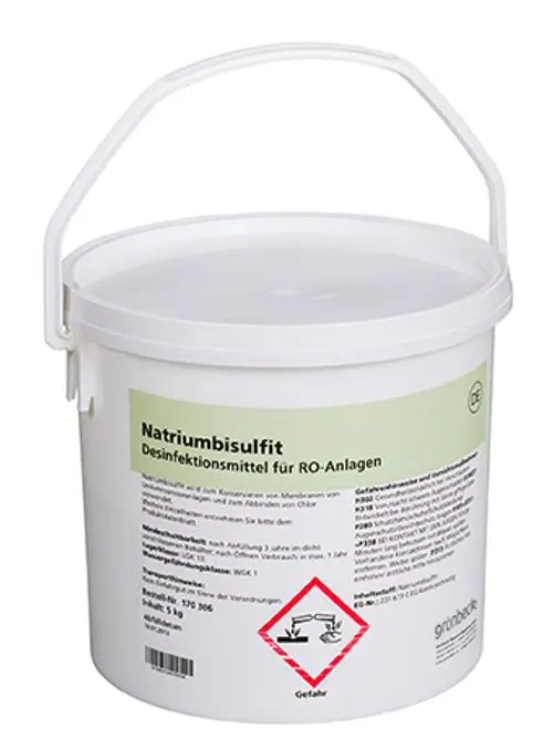 Weißer Eimer mit Desinfektionsmittel von Grünbeck, beschriftet mit Anwendungshinweisen und Sicherheitsinformationen für RO-Anlagen.